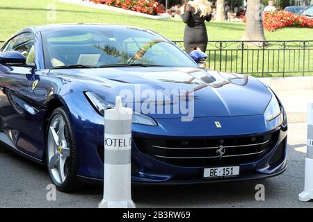 Monte-Carlo, Monaco - 20 Giugno 2019: Bella Ferrari Blu F12 Berlinetta Supercar Parcheggiata Davanti Al Casinò Monte-Carlo Di Monaco, Europa. Chiudi Foto Stock