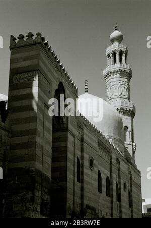 Fotografia di viaggio - Maluk Complex Mosque Madrasa del Sultano Barquq a Bein al-Qasreen in Islamic Fatimid Cairo in Egitto in Nord Africa Medio Oriente Foto Stock