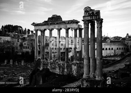 Roma, Italia, Europa: Immagine del Tempio di Saturno da via dell'Arco di Settimio Foto Stock