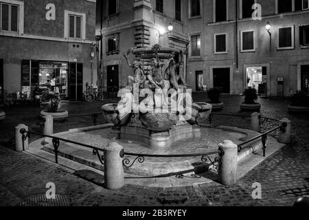 Roma, Italia, Europa: La Fontana delle tartarughe è una fontana di Roma che si trova nella piccola Piazza Mattei, nella zona di Sant'Angelo Foto Stock