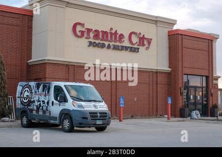 Clive, Iowa, Stati Uniti. 5th Mar, 2020. The closed Granite City Food and Brewery a Clive, Iowa, il 5 marzo 2020. Clive è un sobborgo di Des Moines. Granito City Food & Brewery Ltd, la società madre dei ristoranti di Granite City, ha depositato per il capitolo 11 protezione fallimentare in dicembre. La chiusura a sorpresa delle sedi dei ristoranti è in anticipo di una vendita di Granite City a Minnesota Based BBQ Holdings Inc. Notizie dicono che altre chiusure includono le sedi in Omaha, NE, Detroit, MI e Rockford, il. BBQ Holdings ha detto in un comunicato stampa si aspettano che l'acquisto di Granite City sarà completato entro il 9 marzo. Foto Stock