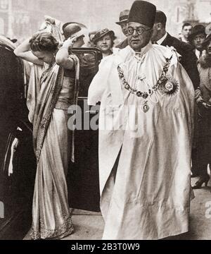 L'Aga Khan III con sua moglie Begum Om Habibeh Aga Khan, visto qui all'incoronazione di George VI e della regina Elisabetta, 1936. Sir Sultan Mahomed Shah, Aga Khan Iii, 1877 – 1957. 48th Imam della religione Nizari Ismaili. Begum Om Habibeh Aga Khan, 1906 – 2000. Dal Libro Dell'Incoronazione Souvenir, Pubblicato Nel 1937. Foto Stock