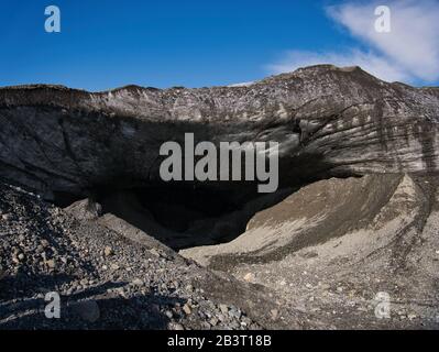 L'ingresso a una grotta di ghiacciaio blu dal ghiacciaio Jökulsarlon in Islanda Foto Stock
