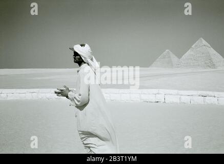 Fotografia di viaggio in bianco e nero - Piramide di Khafre e la Grande Piramide Cheops o Khufu alle Piramidi di Giza Cairo in Egitto in Africa del Nord Foto Stock