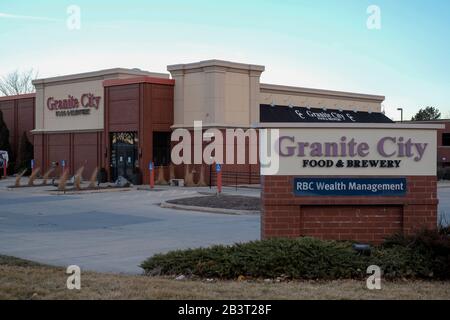 Clive, Iowa, Stati Uniti. 5th Mar, 2020. The closed Granite City Food and Brewery a Clive, Iowa, il 5 marzo 2020. Clive è un sobborgo di Des Moines. Granito City Food & Brewery Ltd, la società madre dei ristoranti di Granite City, ha depositato per il capitolo 11 protezione fallimentare in dicembre. La chiusura a sorpresa delle sedi dei ristoranti è in anticipo di una vendita di Granite City a Minnesota Based BBQ Holdings Inc. Notizie dicono che altre chiusure includono le sedi in Omaha, NE, Detroit, MI e Rockford, il. BBQ Holdings ha detto in un comunicato stampa si aspettano che l'acquisto di Granite City sarà completato entro il 9 marzo. Foto Stock