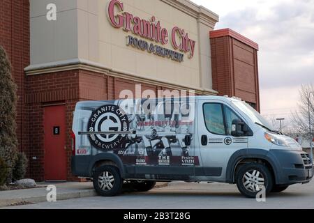 Clive, Iowa, Stati Uniti. 5th Mar, 2020. The closed Granite City Food and Brewery a Clive, Iowa, il 5 marzo 2020. Clive è un sobborgo di Des Moines. Granito City Food & Brewery Ltd, la società madre dei ristoranti di Granite City, ha depositato per il capitolo 11 protezione fallimentare in dicembre. La chiusura a sorpresa delle sedi dei ristoranti è in anticipo di una vendita di Granite City a Minnesota Based BBQ Holdings Inc. Notizie dicono che altre chiusure includono le sedi in Omaha, NE, Detroit, MI e Rockford, il. BBQ Holdings ha detto in un comunicato stampa si aspettano che l'acquisto di Granite City sarà completato entro il 9 marzo. Foto Stock