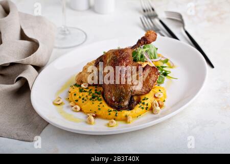 Zampa di pollo arrosto con cavolfiore e purea di zucca butternut Foto Stock