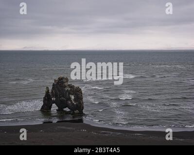 La spettacolare roccia Basaltica di Hvitserkur sulla costa dell'Islanda Foto Stock