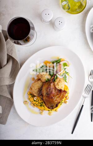 Zampa di pollo arrosto con cavolfiore e purea di zucca butternut Foto Stock