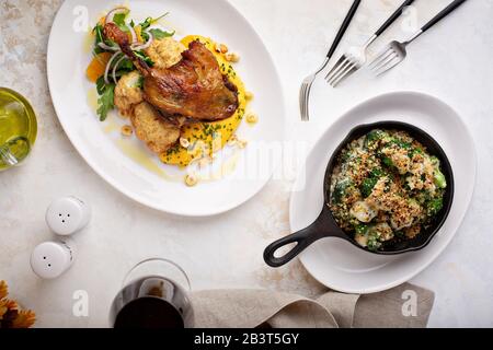 Zampa di pollo arrosto con cavolfiore e purea di zucca butternut Foto Stock