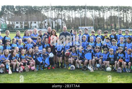 Il Duca e la Duchessa di Cambridge posano per una fotografia di gruppo durante una visita al Salthill Knocknacarra GAA Club di Galway, dove impareranno di più sugli sport tradizionali durante il terzo giorno della loro visita nella Repubblica d'Irlanda. Foto PA. Data Immagine: Giovedì 5 Marzo 2020. Vedi la storia di PA ROYAL Cambridge. Photo credit dovrebbe leggere: Facundo Arrizabalaga/PA Filo Foto Stock