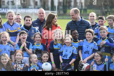 Il Duca e la Duchessa di Cambridge posano per una fotografia di gruppo durante una visita al Salthill Knocknacarra GAA Club di Galway, dove impareranno di più sugli sport tradizionali durante il terzo giorno della loro visita nella Repubblica d'Irlanda. Foto PA. Data Immagine: Giovedì 5 Marzo 2020. Vedi la storia di PA ROYAL Cambridge. Photo credit dovrebbe leggere: Facundo Arrizabalaga/PA Filo Foto Stock