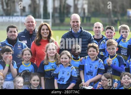 Il Duca e la Duchessa di Cambridge posano per una fotografia di gruppo durante una visita al Salthill Knocknacarra GAA Club di Galway, dove impareranno di più sugli sport tradizionali durante il terzo giorno della loro visita nella Repubblica d'Irlanda. Foto PA. Data Immagine: Giovedì 5 Marzo 2020. Vedi la storia di PA ROYAL Cambridge. Photo credit dovrebbe leggere: Facundo Arrizabalaga/PA Filo Foto Stock