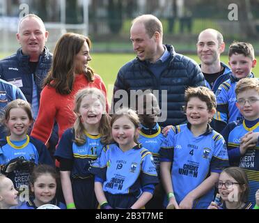 Il Duca e la Duchessa di Cambridge posano per una fotografia di gruppo durante una visita al Salthill Knocknacarra GAA Club di Galway, dove impareranno di più sugli sport tradizionali durante il terzo giorno della loro visita nella Repubblica d'Irlanda. Foto PA. Data Immagine: Giovedì 5 Marzo 2020. Vedi la storia di PA ROYAL Cambridge. Photo credit dovrebbe leggere: Facundo Arrizabalaga/PA Filo Foto Stock