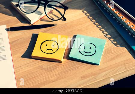 Emotivo di umano sui concetti di vita di lavoro con emozione felice e di fallimento su notpaper.Mental salute Foto Stock