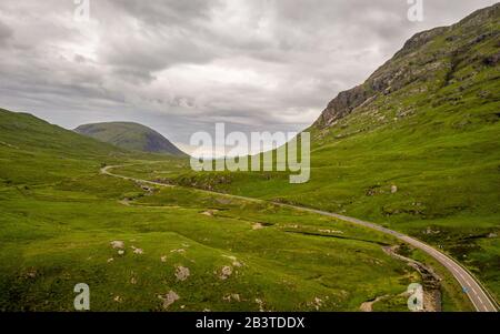 Le Highlands Scozzesi. Immagine elevata di un drone di una strada che attraversa il paesaggio di Argyll e le montagne Bidean Nam Bian, Scozia. Foto Stock
