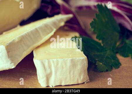 Brie formaggio su tavola da taglio primo piano foto. Foto Stock