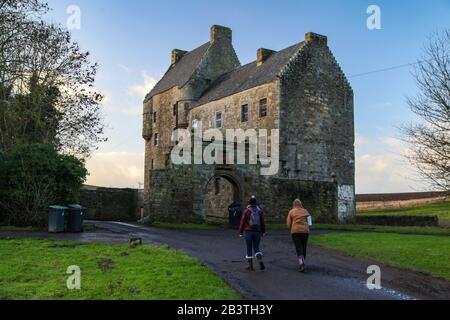 Midhope Castle rappresenta Lallybroch nella serie TV di Outlander. Foto Stock
