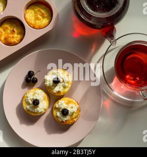 Frittella di formaggio cotta in casa con panna acida e ribes. Prima colazione. Vista dall'alto. Foto Stock