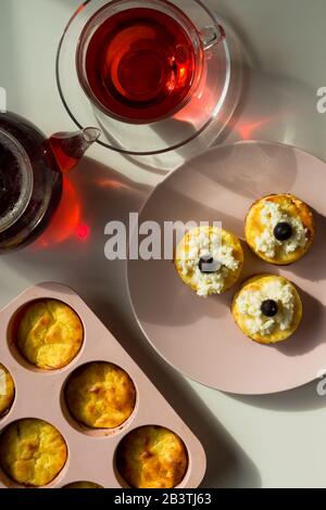 Frittella di formaggio cotta in casa con panna acida e ribes. Prima colazione. Vista dall'alto. Foto Stock