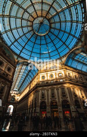 Milano, ITALIA - 5 febbraio 2016: Incrocio del centro commerciale porticato Galleria Vittorio Emanuele II con persone e famosi negozi di moda come Prada, in Dome Foto Stock