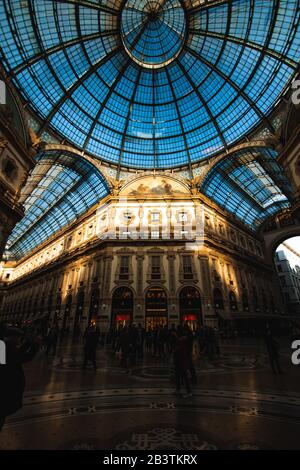 Milano, ITALIA - 5 febbraio 2016: Incrocio del centro commerciale porticato Galleria Vittorio Emanuele II con persone e famosi negozi di moda come Prada, in Dome Foto Stock