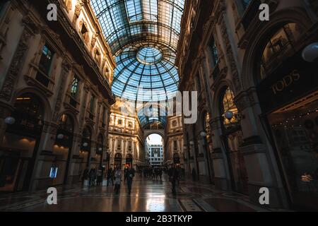 Milano, ITALIA - 5 febbraio 2016: Incrocio del centro commerciale porticato Galleria Vittorio Emanuele II con persone e famosi negozi di moda come Prada, in Dome Foto Stock