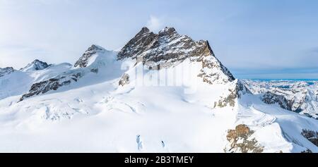 Vista panoramica della vetta della Jungfrau da Jungfraujoch (Top of Europe) in Svizzera Foto Stock