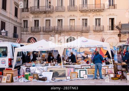 Mercato delle pulci, Piazza Mercantile, quartiere antico, Bari, Puglia, Italia Foto Stock