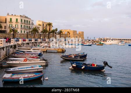 Lungomare Imperatore Augusto E Molo Sant'Antonio, Quartiere Antico, Bari, Puglia, Italia Foto Stock