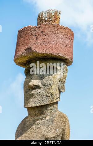 Capo di un moai restaurato con il suo topknot di scoria rossa (pukao) su Ahu Nao-Nao, spiaggia di Anakena sulla costa settentrionale dell'isola di Pasqua (Rapa Nui), Cile Foto Stock