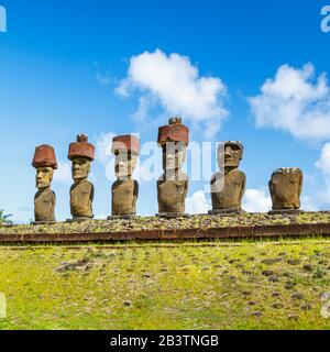 AHU Nao-Nao con la sua fila di moai restaurati in piedi, alcuni con nodi topici (pukao), sulla spiaggia di Anakena sulla costa settentrionale dell'isola di Pasqua (Rapa Nui), Cile Foto Stock