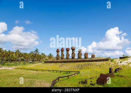 AHU Nao-Nao con la sua fila di moai restaurati in piedi, alcuni con nodi topici (pukao), sulla spiaggia di Anakena sulla costa settentrionale dell'isola di Pasqua (Rapa Nui), Cile Foto Stock