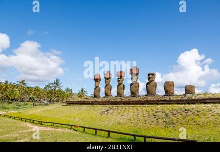 AHU Nao-Nao con la sua fila di moai restaurati in piedi, alcuni con nodi topici (pukao), sulla spiaggia di Anakena sulla costa settentrionale dell'isola di Pasqua (Rapa Nui), Cile Foto Stock