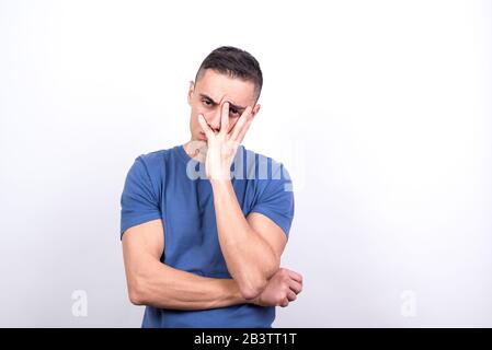 Annoiato uomo su sfondo bianco, scatto medio Foto Stock
