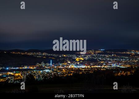 Germania, magiche luci notturne della città medievale esslingen am neckar vicino stoccarda, illuminata di notte, vista aerea sopra le case e lo skyline Foto Stock