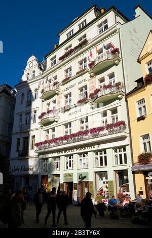 Turisti in una strada commerciale con negozi costosi e hotel nella città vecchia di Karlovy Vary nella Repubblica Ceca Foto Stock