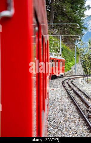 Il viaggio sul treno a cerniera Chamonix-Montenvers dura solo 20 minuti ed è uno dei modi più emozionanti per scoprire i segreti dell'alta Mou Foto Stock