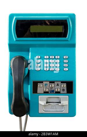 Vecchio payphone pubblico da utilizzare con carta di pre-pagamento solo nella cabina telefonica del fornitore di telecomunicazioni su sfondo bianco Foto Stock