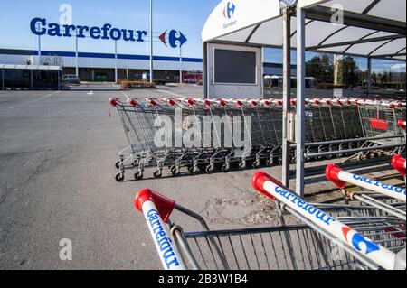 Gand, Belgio. 2010. Carrelli per lo shopping / carrelli per lo shopping impilati insieme al parcheggio del supermercato / ipermercato Carrefour Foto Stock