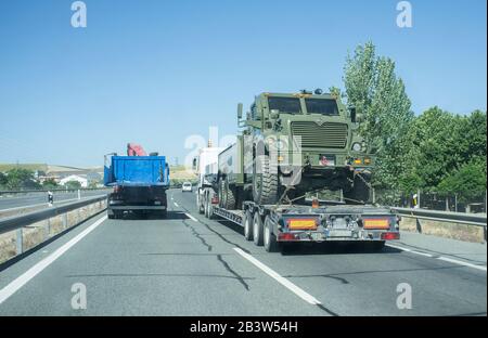 Siviglia; Spagna - 31st maggio 2019: Camion per impieghi gravosi che trasporta un camion dell'esercito spagnolo. Convoglio stradale con veicoli militari parte per la mostra delle forze armate Foto Stock