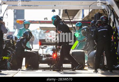 Circuito de Barcelona-Catalunya a Montmelo Spagna 20.2.2020, test pre-stagione di Formula 1, pit crew e Valteri Bottas (FIN), Mercedes AMG Petronas, durante la sosta ai box Foto Stock