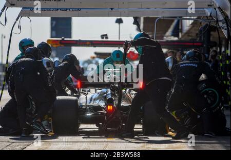 Circuito de Barcelona-Catalunya a Montmelo Spagna 20.2.2020, test pre-stagione di Formula 1, pit crew e Valteri Bottas (FIN), Mercedes AMG Petronas, durante la sosta ai box Foto Stock