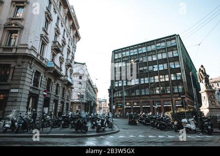 Milano, Italia - 5 febbraio 2016: Street view di Via Giuseppe Mengoni con auto e scooter. La strada si dirige verso Piazza Duomo ed è la sede di Foto Stock