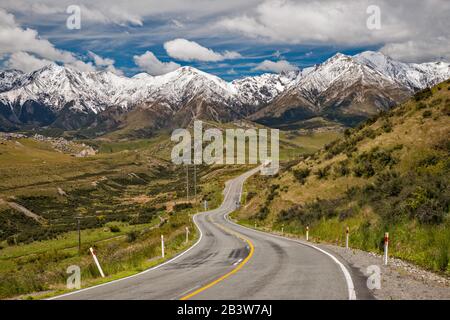 Craigieburn Range, Alpi Meridionali, Vista Dalla Grande Autostrada Alpina (Sh73), Vicino Al Castle Hill Village, Canterbury Region, South Island, Nuova Zelanda Foto Stock