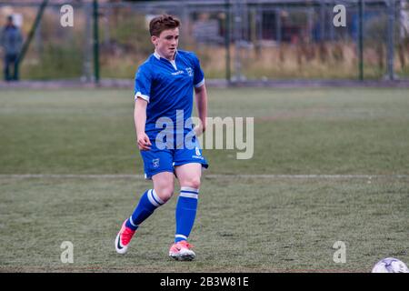 Patrick Finneral di Port Talbot Town in azione contro AFC Llwydcoed. Foto Stock