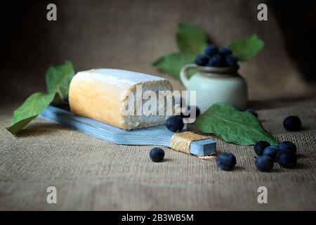 Non cuocere il rotolo di cagliata farcita con crema di noce di cocco e le prugne Foto Stock