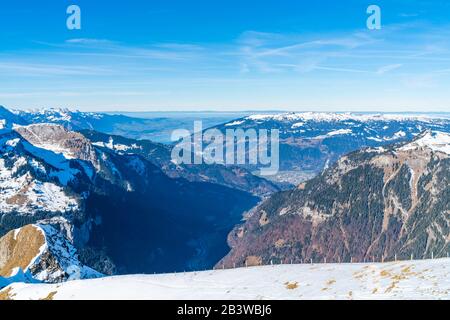 Vista sulle Alpi svizzere innevate dalla cima di Mannlichen nella stazione sciistica di Grindelwald. Inverno in Svizzera Foto Stock