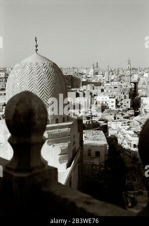 Viaggio - paesaggio urbano da Bab Zuweila della cupola del Sultano al Muayyad Moschea e centro dei quartieri islamici della città del Cairo in Egitto Nord Africa Foto Stock