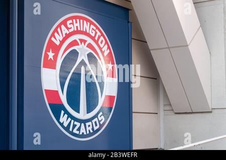 Il logo della squadra NBA di Washington Wizards, sul lato del loro stadio principale Capital One Arena nel centro di Washington D.C. Foto Stock